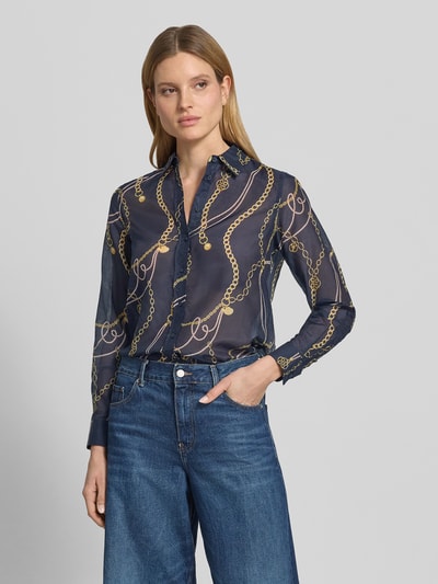 Modelka kobieca nosi Bluse mit Seide-Anteil und Kentkragen od Gant, granatowy bawełniany miks z jedwabiem, krój regular fit, wzory łańcuchów, zapięcie na guziki, mankiety sportowe, zaokrąglony dół, długość tyłu 68 cm, długość rękawa 61 cm, widok całej sylwetki z przodu.