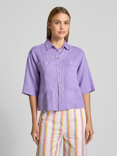 Frauenmodel trägt Regular Fit Leinenbluse mit Brusttaschen von Emily Van den Bergh in Flieder, Knopfleiste, 3/4-Arm, Nahaufnahme Oberkörper