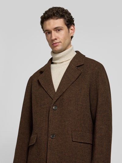 Männermodel trägt Regular Fit Wollmantel mit Pattentaschen von Selected, braune Melange-Struktur, Reverskragen, Nahaufnahme Oberkörper.