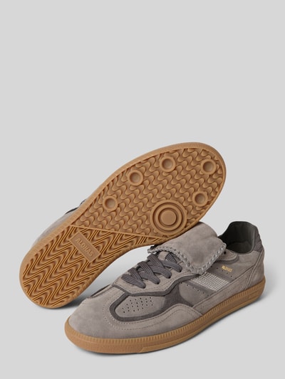 Produktfoto, Sneakersy z wiązaniem z naturalnej skóry marki ALOHAS, zaokrąglony czubek, detal z logo, fakturowana podeszwa, wysokość obcasa 2 cm, wysokość cholewki 6 cm, szerokość cholewki 7 cm.