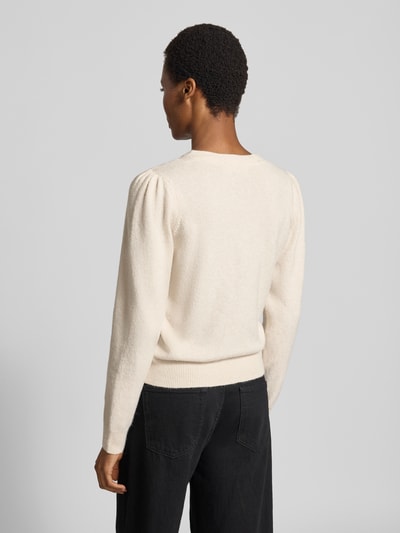 Vrouwenmodel draagt Regular fit gebreid jack met v-hals model 'DOFFY' van VERO MODA in crème, Dames, rugaanzicht.