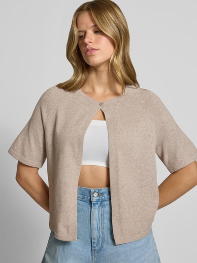 Frauenmodel trägt Regular Fit Cardigan mit 1-Knopf-Verschluss Modell 'BREE' von PIECES in Beige, kombiniert mit Jeans, Nahaufnahme Oberkörper.