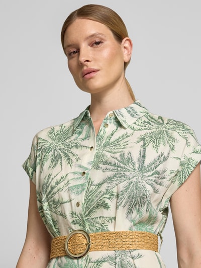 Frauenmodel trägt Tailliertes Freizeitkleid aus Lyocell-Viskose-Leinen-Mix von s.Oliver BLACK LABEL mit Palmenmuster in Grün und Beige, Nahaufnahme Oberkörper.
