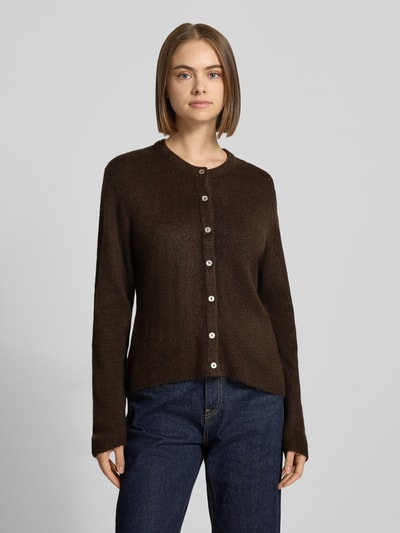 Frauenmodel trägt Loose Fit Strickjacke mit Rundhalsausschnitt Modell 'SIMONI' von ONLY in Dunkelbraun, glatte Textur, Ganzkörperansicht von vorne, Damen Strickjacke von ONLY.