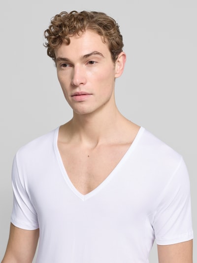 Männermodel draagt Slim Fit T-shirt met V-hals Serie 'Dry Cotton Functional' Model 'Das Drunterhemd' van Mey, katoenmix met stretch, heren, Nahaufnahme bovenlichaam.