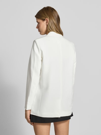 Kobieta nosi Loose Fit Longblazer mit Abnähern Model 'BOZZY' od Pieces, efekt: jednolity kolor, kołnierz z połami, długi rękaw, kieszenie z patką, bez zapięcia, wyhaftowane logo, widok całej sylwetki z tyłu.