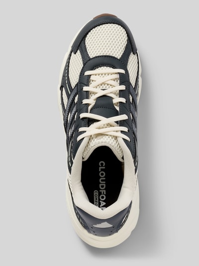 Produktfoto, Sneaker mit Label-Detail von adidas Sportswear in Weiß und Dunkelblau aus Material-Mix mit strukturierter Sohle, abgerundeter Spitze und Schnürverschluss, Herren Sneaker mit 4 cm Absatzhöhe und 7 cm Schafthöhe bei Größe 45, Label-Detail sichtbar, Draufsicht.