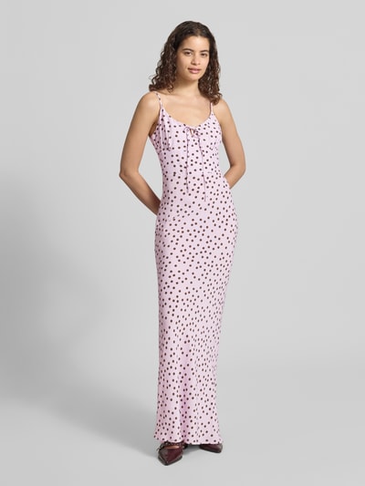 Vrouwenmodel draagt maxi-jurk in all-over look model 'Fleur' van LeGer, zuiver viscose, nauw aansluitend model, ronde hals, vetersluiting, spaghettibandjes, ruglengte maat 36: 134 cm, borstwijdte maat 36: 40 cm, lichte kleur met stipmotief, gladde textuur, geheel lichaamsaanzicht van voren.