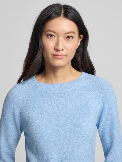Frauenmodel trägt hellblauen Regular Fit Pullover mit Streifen Modell 'DOFFY' von VERO MODA, Damen Pullover, Nahaufnahme Oberkörper.