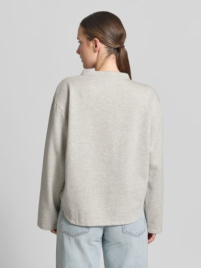 Frauenmodel trägt Relaxed Fit Sweatshirt aus Baumwoll-Mix von Emily Van den Bergh in Hellgrau mit Statement-Stitching, Rundhalsausschnitt und langen Ärmeln, lockere Passform, Ganzkörperansicht Rückansicht.