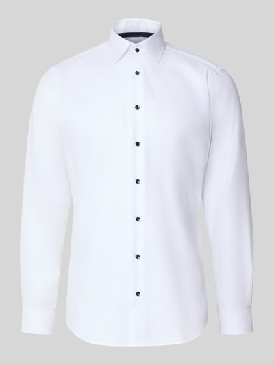 Produktfoto, Regular Fit Business-Hemd mit Kentkragen von Christian Berg Men aus weißer, fein strukturierter Baumwolle, Knopfleiste, schlichtes Design.