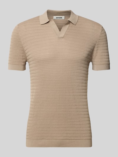 Produktfoto, Slim Fit Strick-Poloshirt mit Strukturmuster Modell 'BRAIAN' von Drykorn aus Reine Baumwolle, V-Ausschnitt, beige, Herren