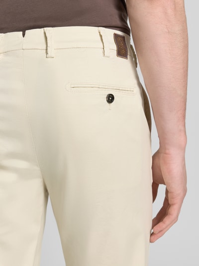 Männermodel trägt Slim Fit HOSE Modell 'Tybalt 5' von g1920 in Beige, Baumwoll-Lyocell-Anteil, Eingrifftaschen, Soft Touch, Detailaufnahme Rücken.
