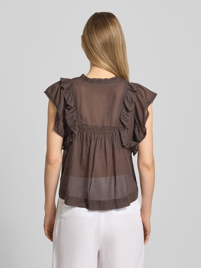 Frauenmodel trägt bluzka z bawełny Bluse mit Volants Modell 'Jayla' von Neo Noir, prosty krój, kołnierz z lamówką, falbana, długość tyłu w rozmiarze 36: 56 cm, brązowe odcienie, lekka przezroczysta struktura tkaniny, widoczne marszczenia, całkowity widok z tyłu