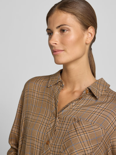 Frauenmodel trägt Regular Fit Hemdbluse aus Viskose-Woll-Mix Modell 'Sanni' von MOS MOSH im karierten Design mit Brusttasche, Nahaufnahme Oberkörper.