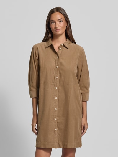 Frauenmodel trägt knielanges Kleid Modell 'Wicorda' von OPUS, unifarben in Braun, 3/4-Arm, durchgehende Knopfleiste, Ganzkörperansicht von vorne.