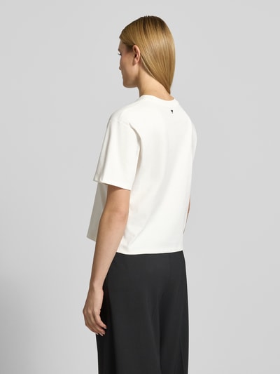 Kobiece model prezentuje Regular Fit T-Shirt aus reiner Baumwolle Modell 'SABATO' von Weekend Max Mara, efekt: jednolity kolor, krój regular fit, wyhaftowana aplikacja kwiatowa, okrągły dekolt, krótki rękaw, wykończenie materiału: drobne prążkowanie, bawełna, widok całej sylwetki z tyłu.