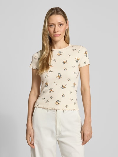 Vrouwenmodel draagt Regular Fit T-shirt met bloemen all-over print van Jake*s Casual, mix van katoenmix, ronde hals, ruglengte maat S 50 cm, nahaufnahme bovenlichaam.