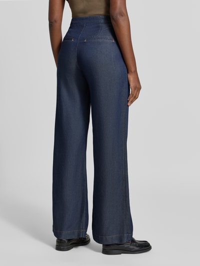 Frauenmodel trägt Wide & Loose Fit Jeans aus Lyocell von Jake*s, dunkle blaue Farbe, glatte Textur, Ganzkörperansicht Rückansicht, Damen Wide & Loose Fit Jeans von Jake*s Collection.