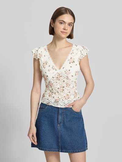 Frauenmodel trägt Slim Fit Top mit tiefem V-Ausschnitt Modell 'SAGA' von Only, florales Allover-Muster, Jersey, Nahaufnahme Oberkörper