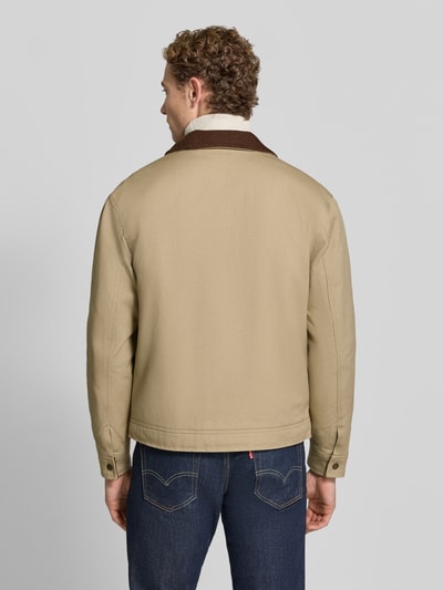 Männermodel trägt Regular Fit Jacke aus reiner Baumwolle von MCNEAL in Beige mit Umlegekragen und aufgesetzten Taschen, Ganzkörperansicht Rückansicht. Rückenlänge bei Größe M 67 cm, Schulterbreite 53 cm, Brustweite 60 cm, Ärmellänge 66 cm.
