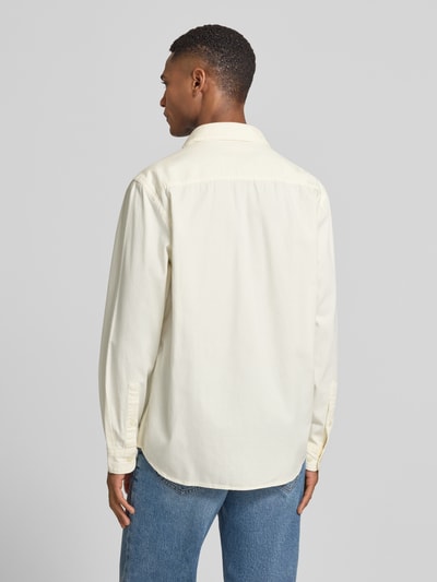 Mannelijk model draagt Regular Fit vrijetijdsoverhemd uit biologisch katoen model 'CARLO' van SELECTED HOMME, effen look, ganzkörperansicht rückansicht.
