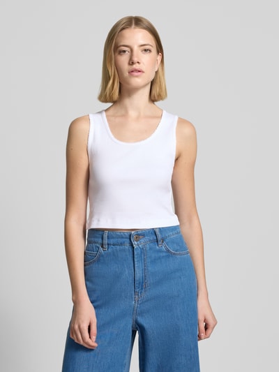 Kobiece model prezentuje Slim Fit Top mit Zierbordüre Modell 'Tiora' von Drykorn z bawełny, krój slim fit, długość tyłu 33 cm, widok z przodu, ujęcie całej sylwetki.