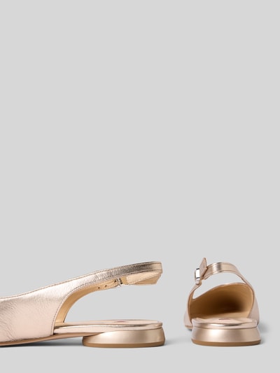 Productfoto, Ballerina's uit leer met riem van Högl in goudkleur, glad leer, spitse neus, doornsluiting, gladde zool, hakhoogte 2 cm, schachthoogte 8 cm, schachtbreedte 5 cm