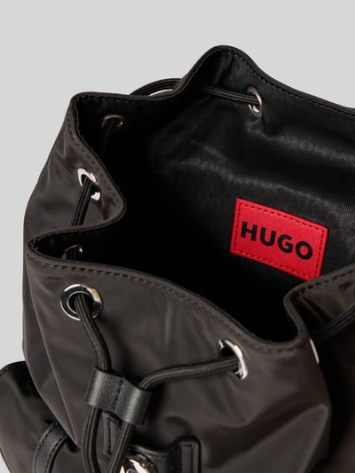 Produktfoto, Rucksack mit Magnetverschluss Modell 'NEEKO N' von HUGO, Optik: Unifarben, Hauptfach, Logo-Applikation, schwarze glatte Textur