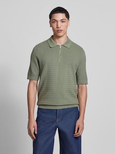 Männermodel trägt Regular Fit Poloshirt aus reiner Baumwolle Modell 'MENU' von Only & Sons in Flechtoptik, Strukturmuster, Kurzarm, Strick, Ganzkörperansicht von vorne.