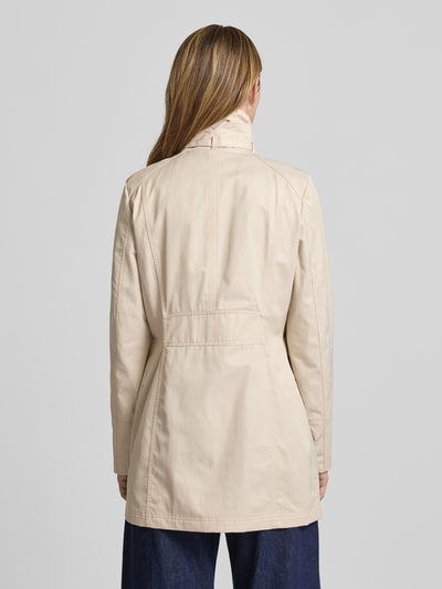 Frauenmodel trägt Trenchcoat mit Stehkragen und Eingrifftaschen von Fuchs Schmitt in Beige, taillierter Schnitt, Baumwoll-Mix, Ganzkörperansicht Rückansicht