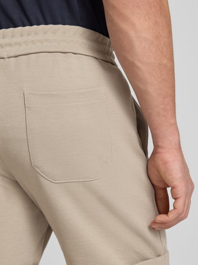 Männermodel trägt Regular Fit Shorts mit Viskose-Anteil Modell 'NEWKODYL' von Only & Sons, Melange-Optik, Gesäßtasche, Detailaufnahme Rückansicht.
