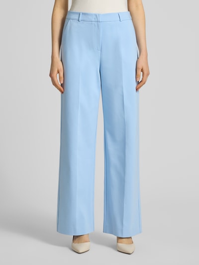 Vrouwenmodel draagt Wide Leg Hose mit Gesäßtaschen van comma, lichtblauwe katoenmix met stretch, persplooien, achterzakken, wide fit, ganzlichaamsaanzicht van voren.