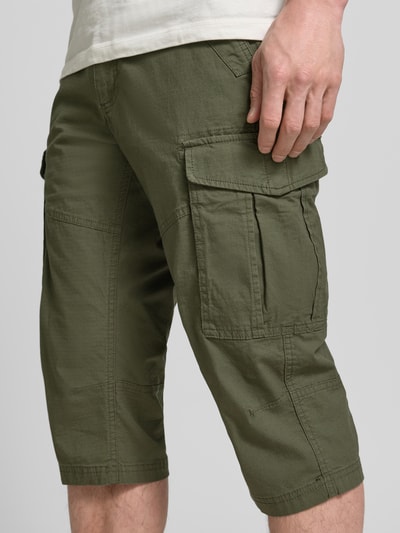 Männermodel trägt Relaxed Fit Cargoshorts aus Baumwoll-Mix von s.Oliver BLACK LABEL, Optik: Unifarben, Label-Patch, seitliche Eingrifftaschen, Popeline, Ganzkörperansicht Rückansicht.