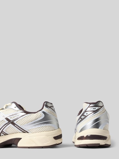 Produktfoto, Sneaker mit Schnürung Modell 'GEL-1130' von ASICS, cremefarbene Mesh-Struktur, silberne und braune Details, profilierte Sohle, Herrenmodell, abgerundete Spitze, Label-Details, Absatzhöhe 4 cm, Schafthöhe 6 cm, Schaftweite 7 cm, Rückansicht