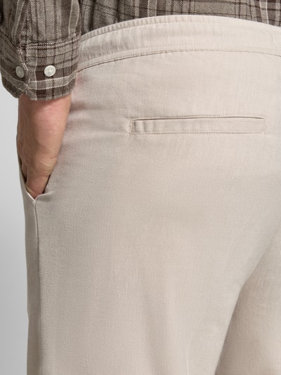 Männermodel trägt Hose mit elastischem Bund Modell 'PILOU' von Casual Friday, Material-Mix mit Leinen-Anteil, Detailaufnahme.