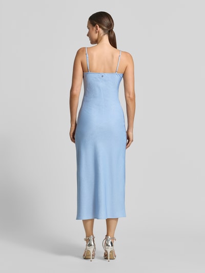 Kobiece modelka nosi sukienkę midi Slim Fit z mieszanki wiskozy od GUESS, Model 'Lina', obszycie z kamieni stras na całej powierzchni, cienkie ramiączka, Mieszanka materiałów z dodatkiem wiskozy, Długość tyłu w rozmiarze S: 118 cm, Szerokość w rozmiarze S: 33 cm, widok całej sylwetki z tyłu.