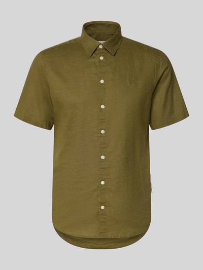 Produktfoto, Slim Fit Freizeithemd aus Leinen-Baumwoll-Mix Modell 'AKSEL' von Casual Friday in Olivgrün mit Kentkragen, Knopfleiste und Label-Stitching, innen glatte Struktur, Kontext: Herren Freizeithemd, Rückenlänge 78 cm, Schulterbreite 45 cm, Ärmellänge 27 cm
