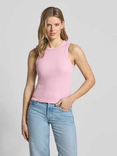 Frauenmodel trägt Tanktop in Ripp-Optik Modell 'MARY' von Topshop aus Baumwoll-Elasthan-Mix und Slim-Fit, zartrosa Farbe, Rundhalsausschnitt, dezente Struktur, Rückenlänge bei Größe S 49 cm, Ganzkörperansicht von vorne.