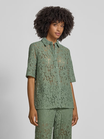 Frauenmodel trägt Regular Fit Bluse aus Baumwoll-Mix Modell 'HONEY' von Vero Moda in Optik: Unifarben mit Allover-Muster, Kurzarm, Hemdkragen, V-Ausschnitt, einreihige Knopfleiste, Material: Baumwoll-Mix, grüne Farbe, florale Struktur, Ganzkörperansicht von vorne.