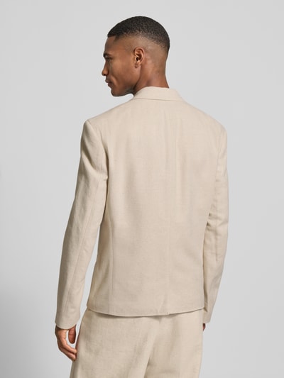 Męski model nosi Slim Fit Sakko mit Leinen-Anteil od JAKE*S STUDIO MEN, mieszanka bawełny i lnu, krój slim fit, z kołnierzem z połami, dwurzędową listwą guzikową i kieszeniami z wypustką, długość tyłu w rozmiarze M: 67 cm, szerokość ramion w rozmiarze M: 48 cm, długość rękawów w rozmiarze M: 64 cm, jasny beż, widok całej sylwetki z tyłu