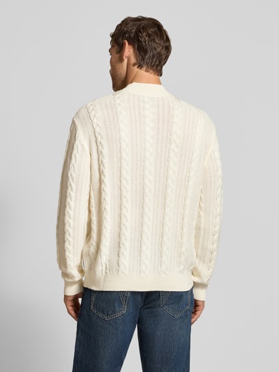 Mannelijk model draagt Regular Fit pullover met schurwoll-aandeel van Armani Exchange in katoenmix, tricotlook, ronde hals, elastische boordjes, ruglengte maat M 67 cm, mouwlengte maat M 65 cm, crèmekleurig, gebreide structuur, rugaanzicht, KI-modifiziertes Bild