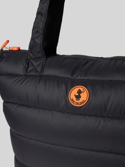 Produktfoto, gesteppter, schwarzer Shopper mit Label-Detail Modell 'CARON' von SAVE THE DUCK, glatte Textur, Reißverschluss, Detailaufnahme, Kontext: Hauptfach, Tragehenkel, Maße 41x27x14 cm, Schulterriemen 62 cm