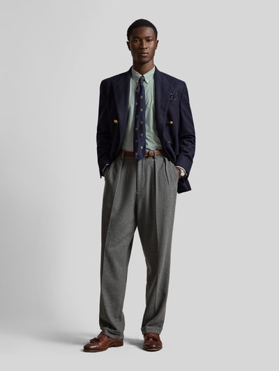Männermodel trägt Slim Fit Freizeithemd aus Baumwoll-Mix von Polo Ralph Lauren in hellgrün mit Streifen, Ganzkörperansicht von vorne.