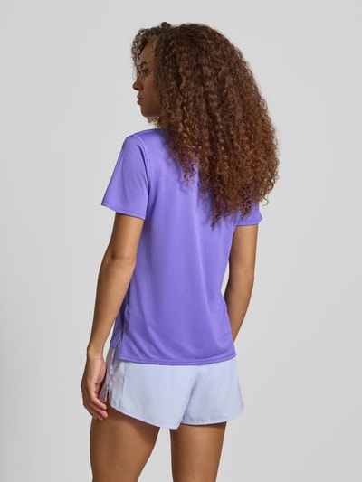Vrouwenmodel draagt T-shirt met Logo en Ronde hals van New Balance, regular fit, verlengd achterpand, ruglengte maat S 62 cm, Ganzekijk achteraan.