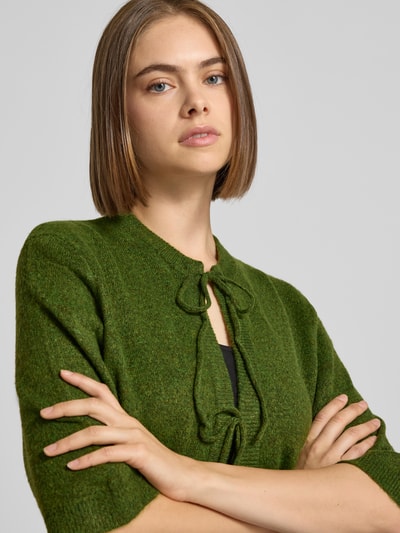 Vrouwenmodel draagt Regular Fit gebreid jack met vetersluiting model 'SIMONI' van ONLY, Dames, groene textuur, Nahaufnahme bovenlichaam.