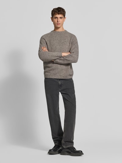 Męski model nosi Regular Fit Pullover mit Woll-Anteil od Closed, mieszanka bawełny i wełny, imitacja dzianiny, okrągły dekolt, elastyczne wykończenia, długość tyłu w rozmiarze M: 70 cm, pełny widok z przodu.