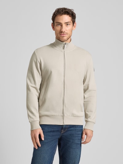 Männermodel trägt Sweatjacke mit Stehkragen und Reißverschluss von Colmar Originals, Reine Baumwolle, Regular-Fit, Ganzkörperansicht von vorne.