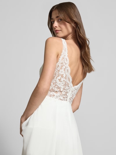 Vrouwenmodel draagt Brautkleid met floralem stitching van Mascara, getailleerde pasvorm, V-hals, mouwloos design, ruglengte maat 36: 127 cm, borstwijdte maat 36: 33 cm, detailopname rugaanzicht