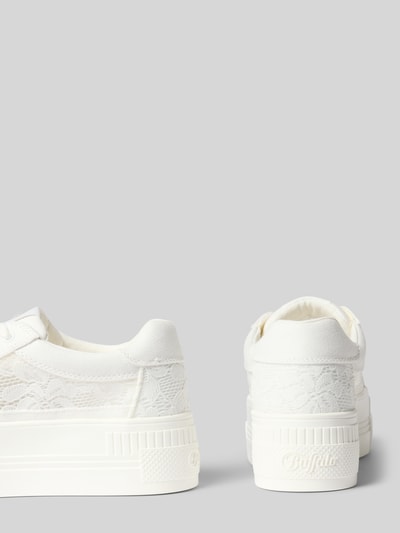 Produktfoto, Sneaker mit Plateausohle und Spitze Modell 'PAIRED BLOOM' von Buffalo, Damen Sneaker mit abgerundeter Spitze, Schnürung, Plateauhöhe 6 cm, Schafthöhe 7 cm, Schaftweite 7 cm, weißes Blumen-Muster, strukturierte Plateausohle, glatte Textur.